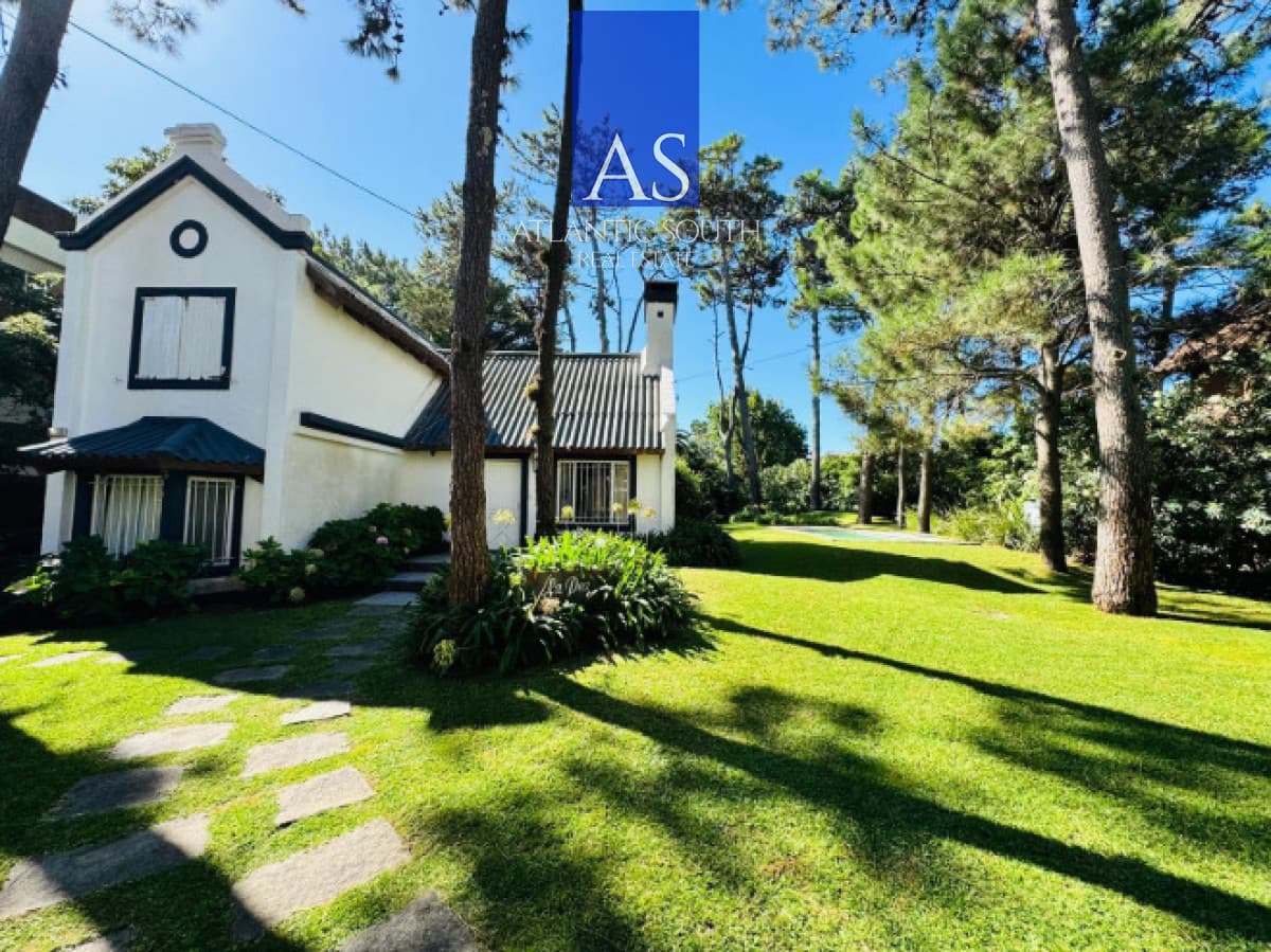 Casa con piscina y terraza en Aidy Grill