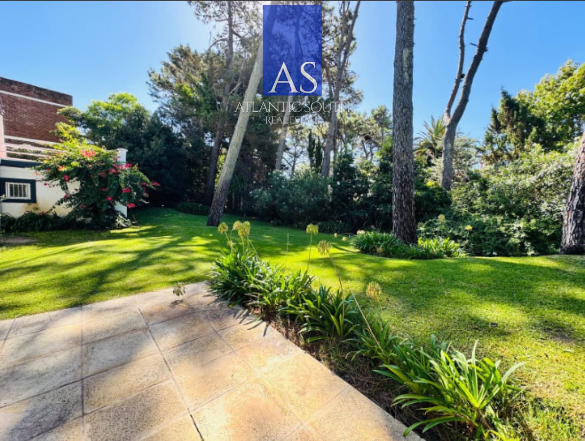 Casa con piscina y terraza en Aidy Grill