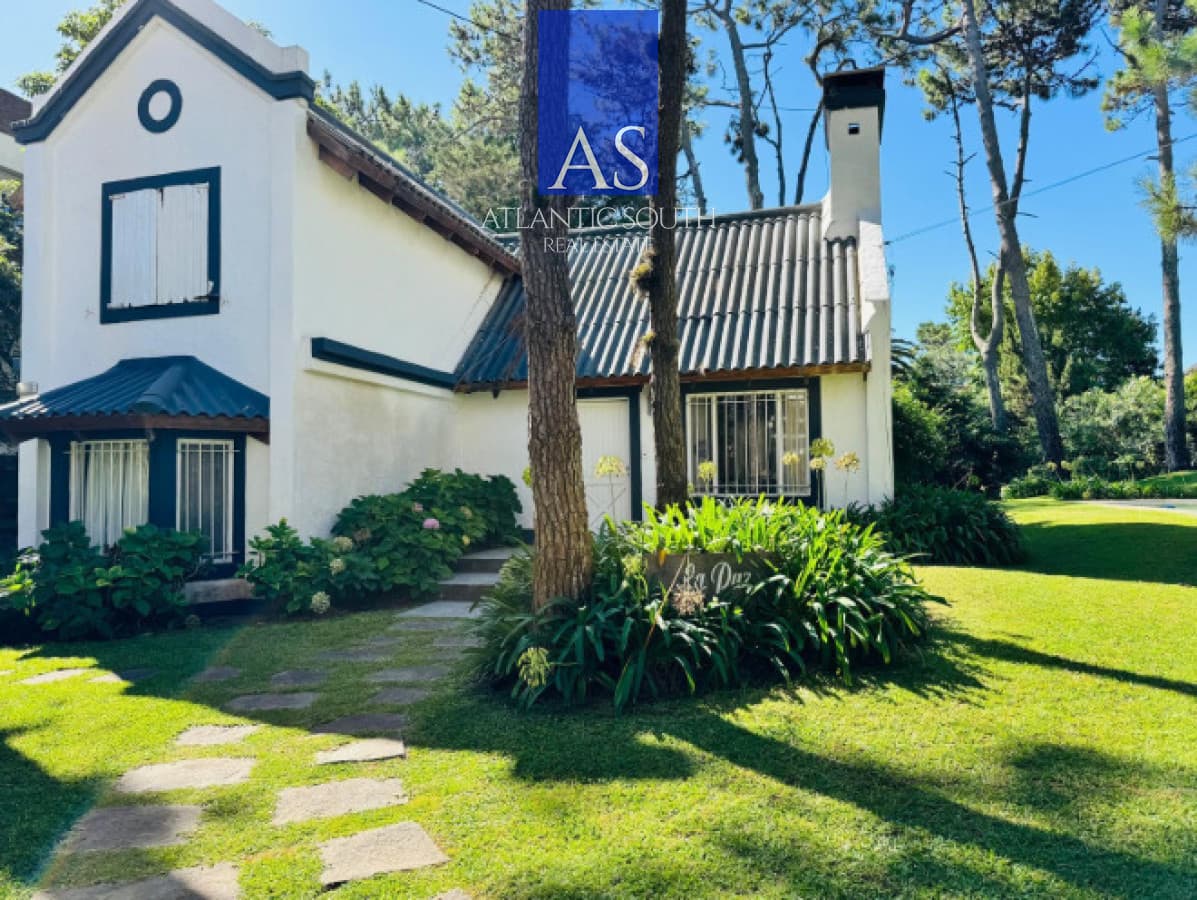 Casa con piscina y terraza en Aidy Grill