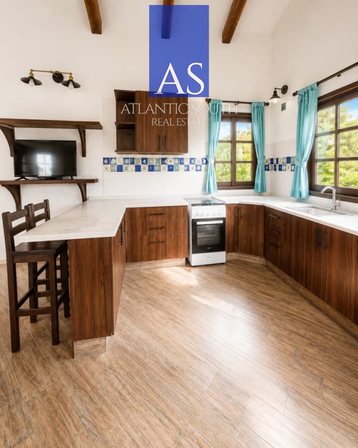 Casa de 3 dormitorios + dos apartamentos gran terreno Pinares , Punta del Este