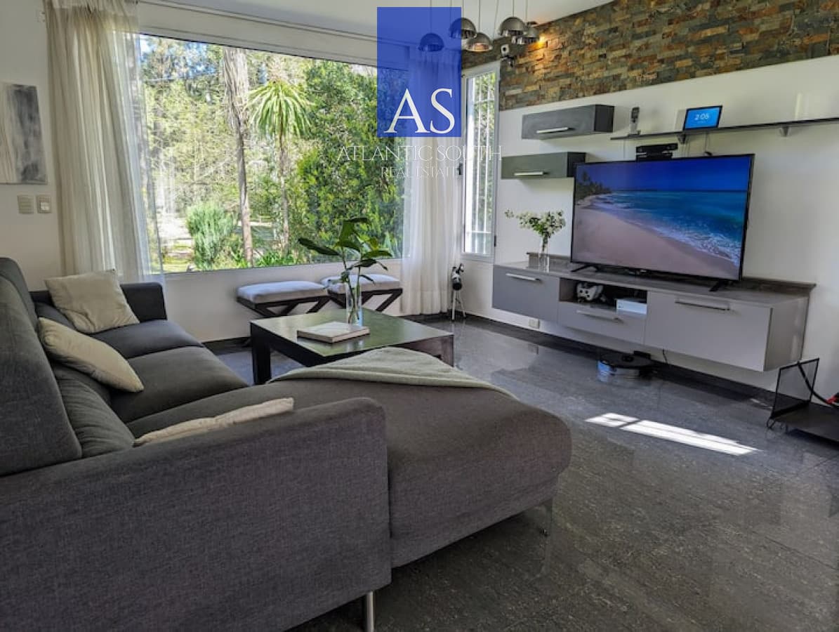 Casa de 4 dormitorios con piscina y amplio jardín en Punta del Este