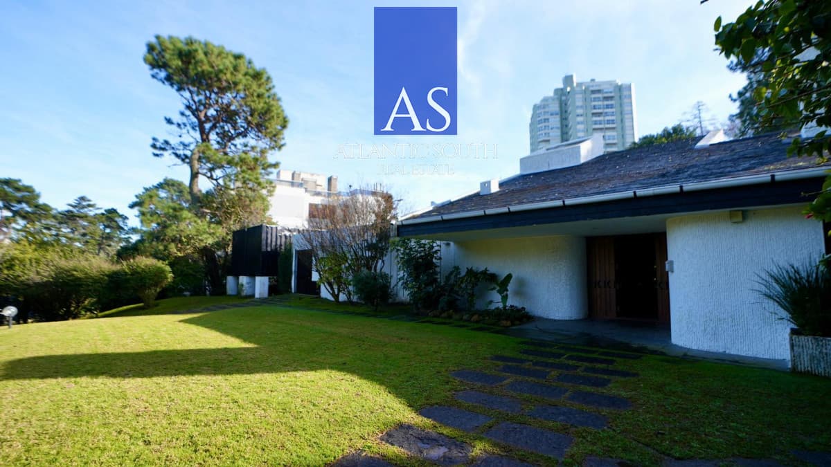 Casa de 4 dormitorios con piscina y jacuzzi en Playa Mansa