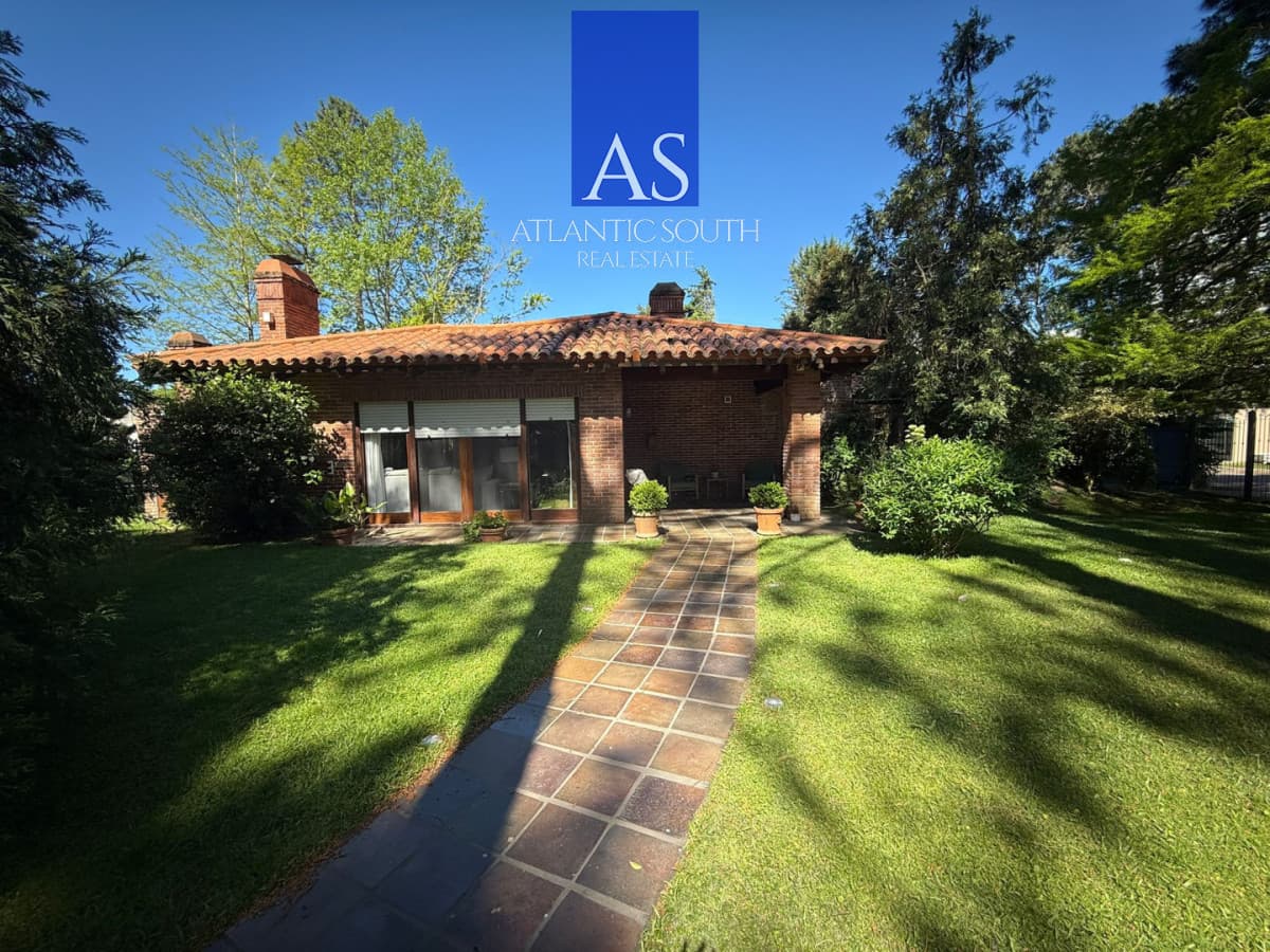 Casa de 4 dormitorios con piscina climatizada y barbacoa, sobre 1.250 m² de terreno en Punta del Este