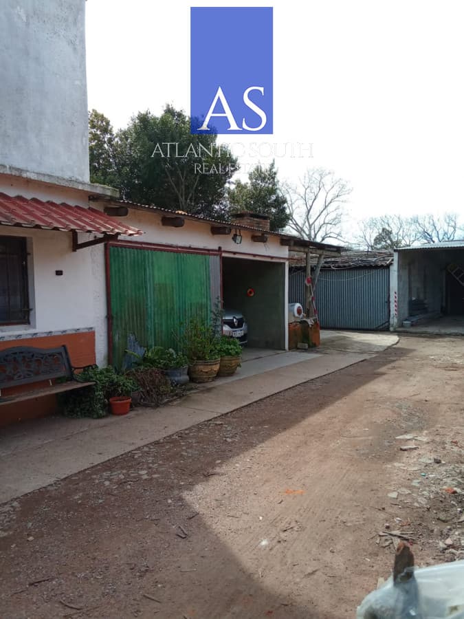 Propiedad en esquina con local comercial, vivienda y galpones en Maldonado