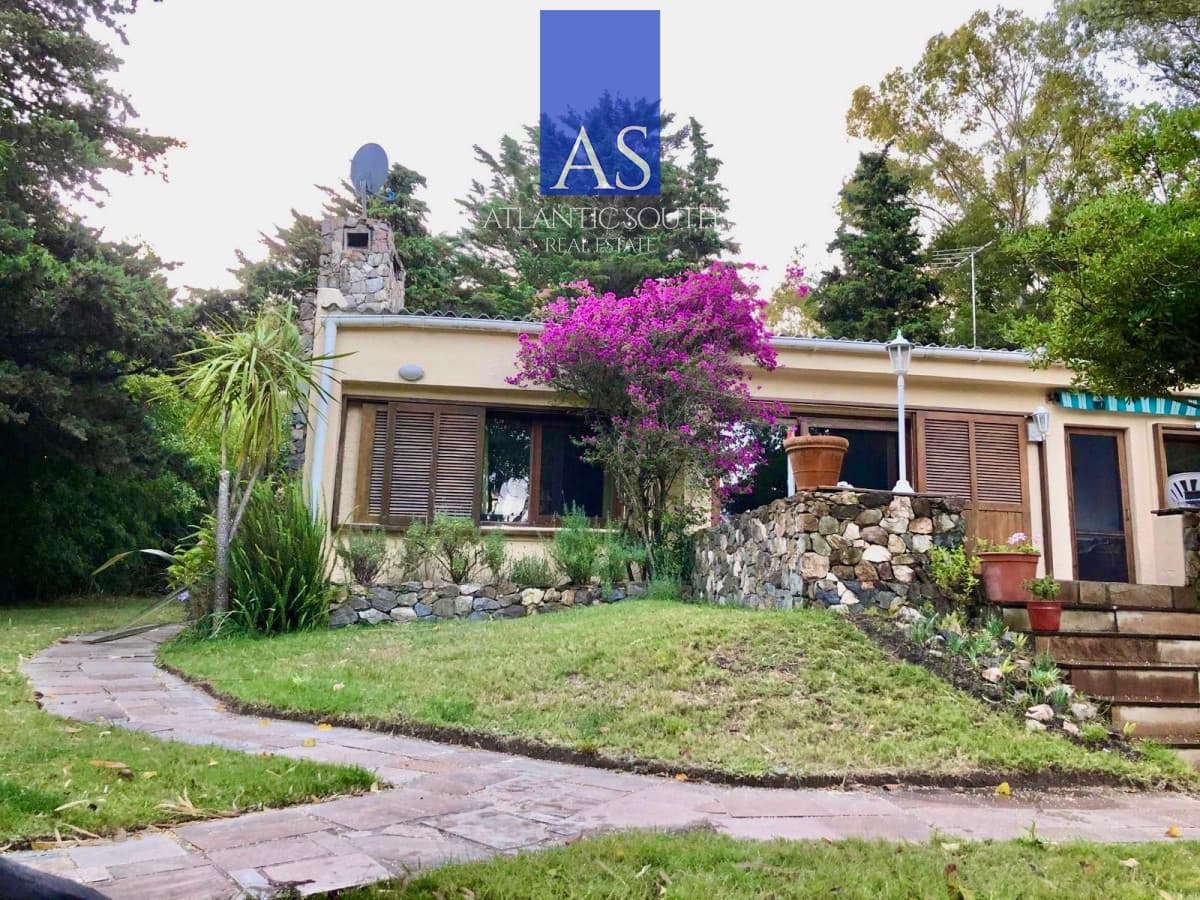 Casa tipo chacra tres dormitorios zona Punta Ballena Punta del este