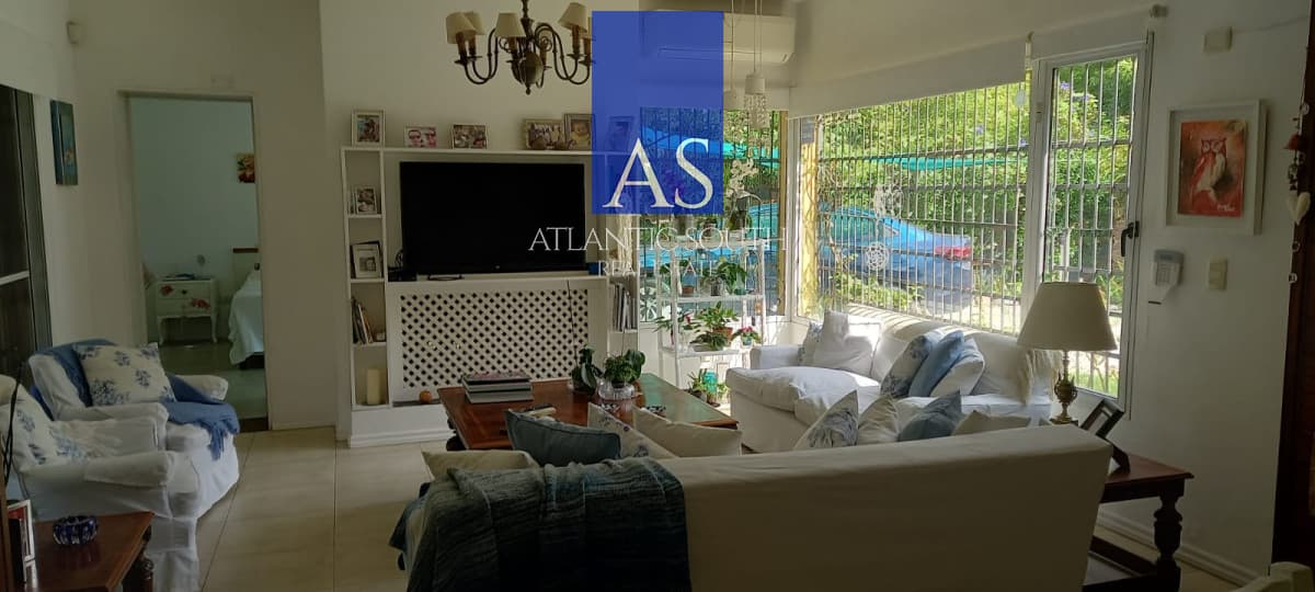 Casa Chalet reciclada venta de 4 suites en Rincón del Indio Playa Brava Punta del Este