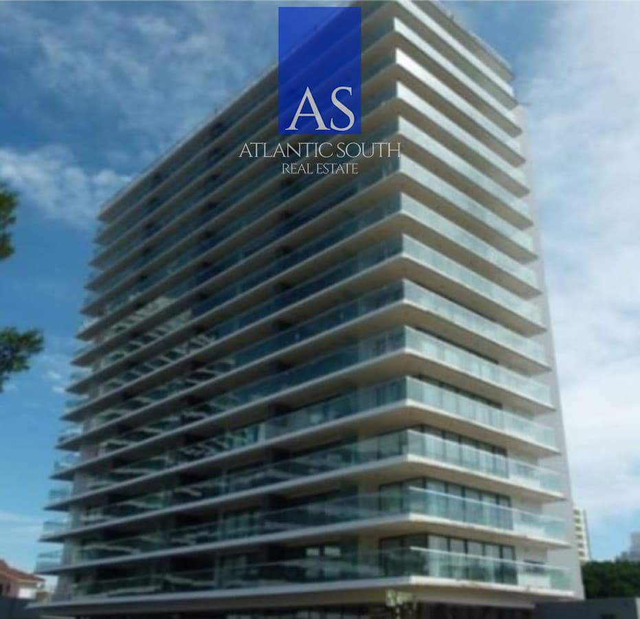Piso alto con vista Playa Brava 1 dormitorio y medio con garage Punta del Este