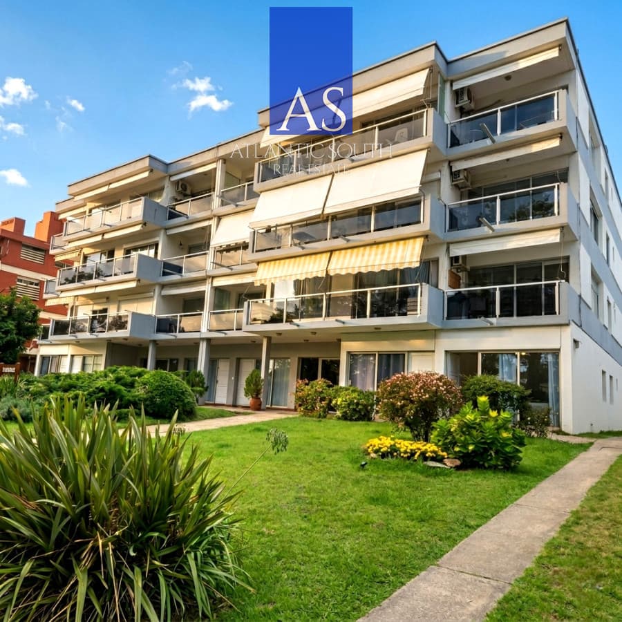 Apartamento de 2 dormitorios, patio con barbacoa y cochera techada en Punta del Este