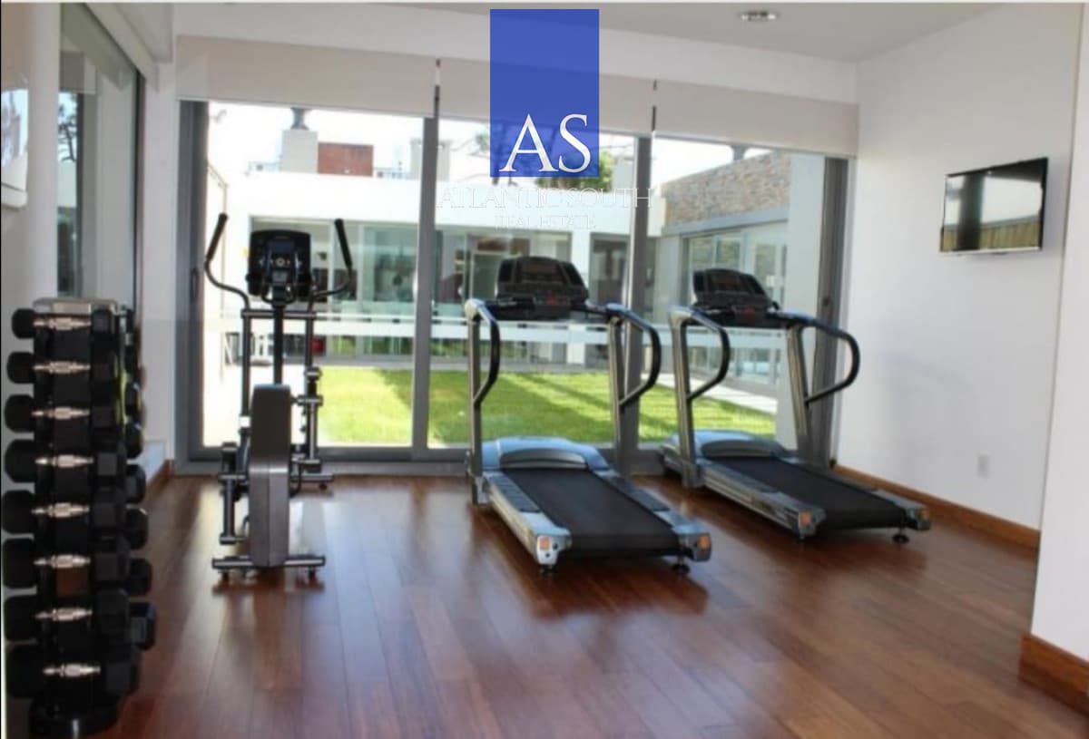 Piso alto con vista Playa Brava 1 dormitorio y medio con garage Punta del Este