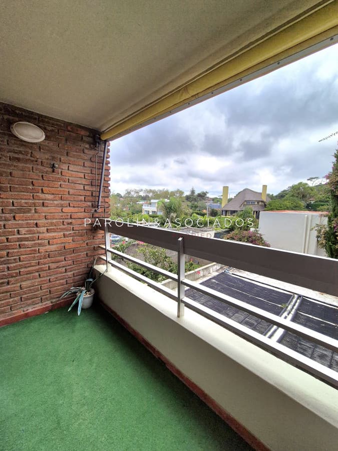 Apartamento en venta de 2 dormitorios en edificio Camboriu, Punta del Este.