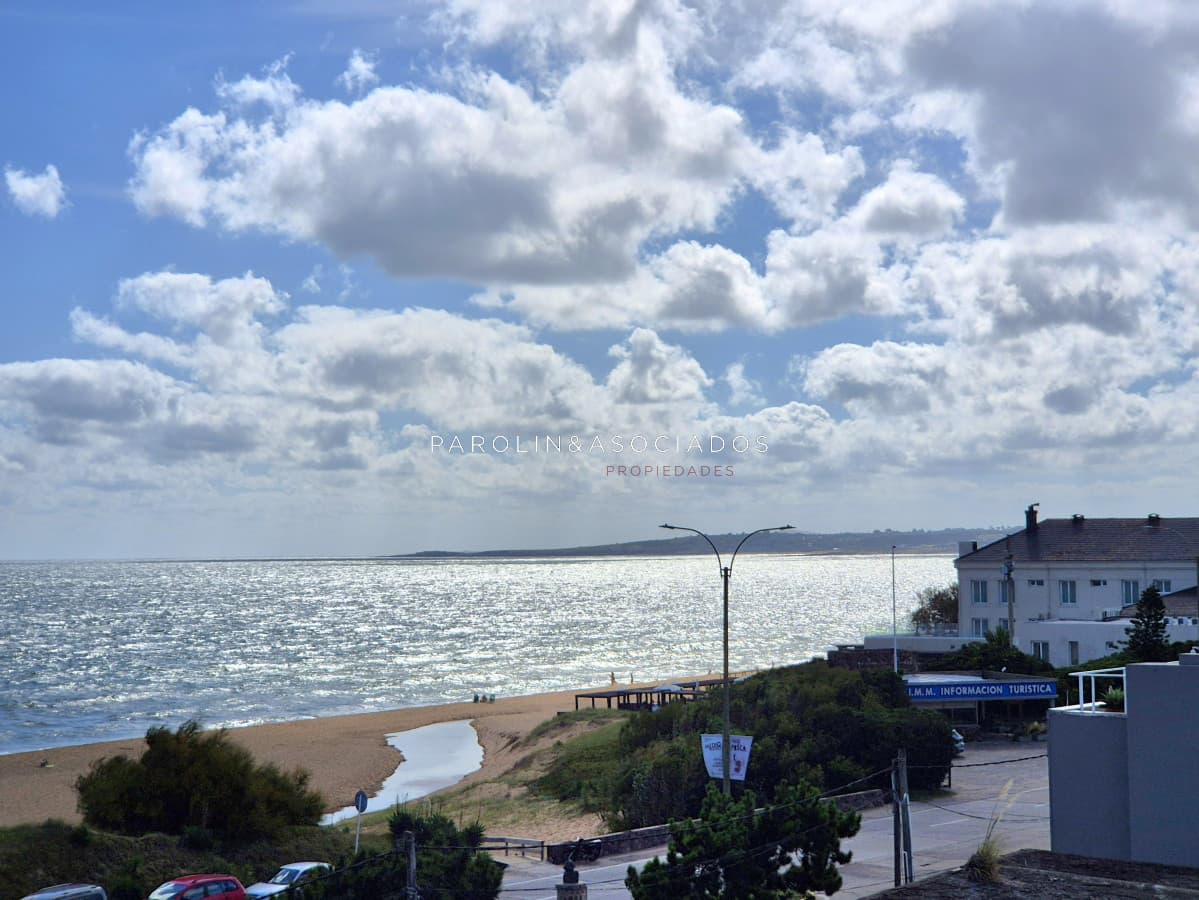 Apartamento en venta de 2 dormitorios en edificio Camboriu, Punta del Este.