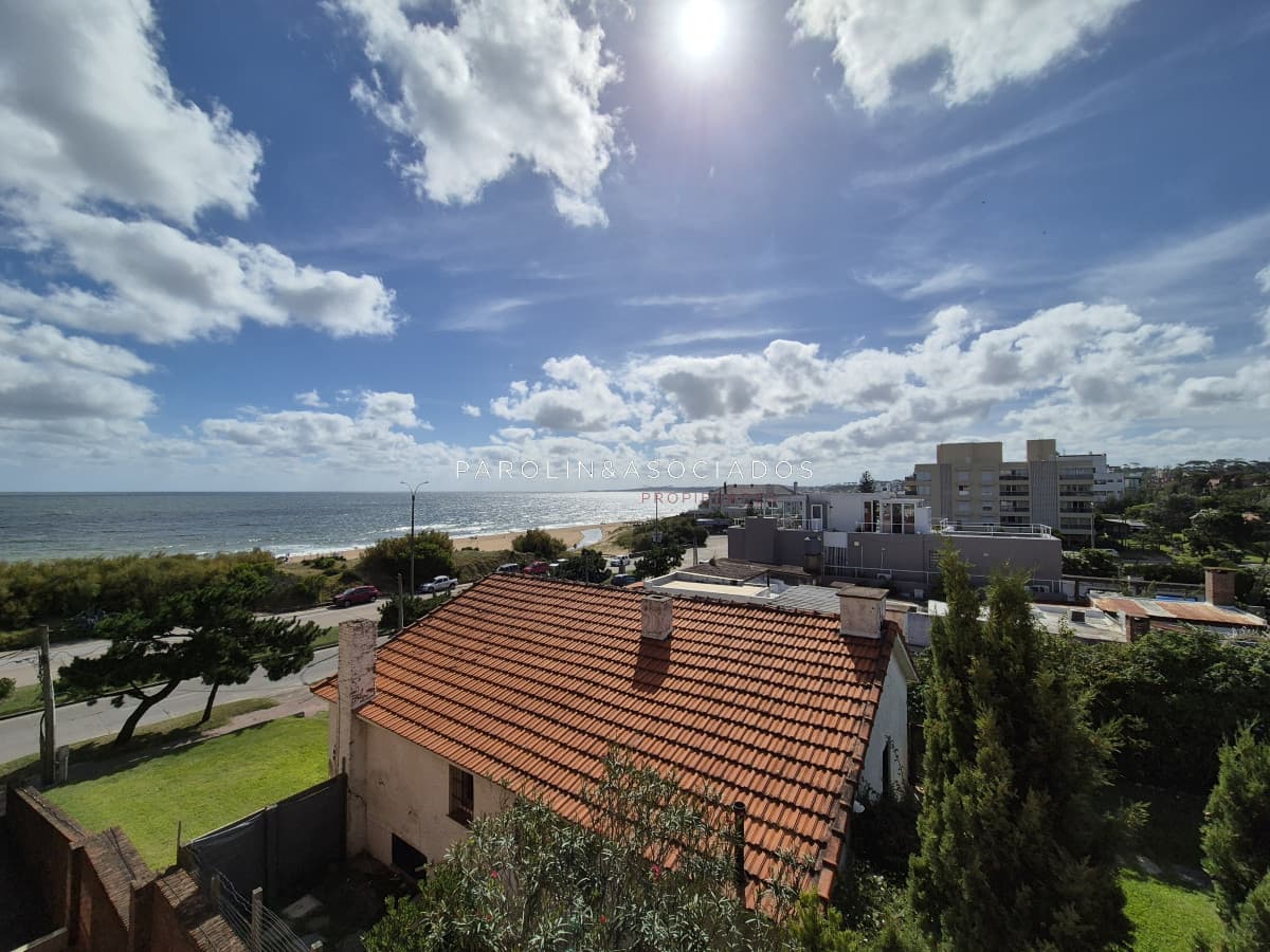 Apartamento en venta de 2 dormitorios en edificio Camboriu, Punta del Este.