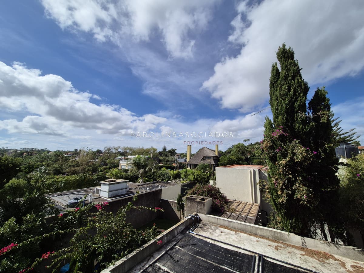 Apartamento en venta de 2 dormitorios en edificio Camboriu, Punta del Este.