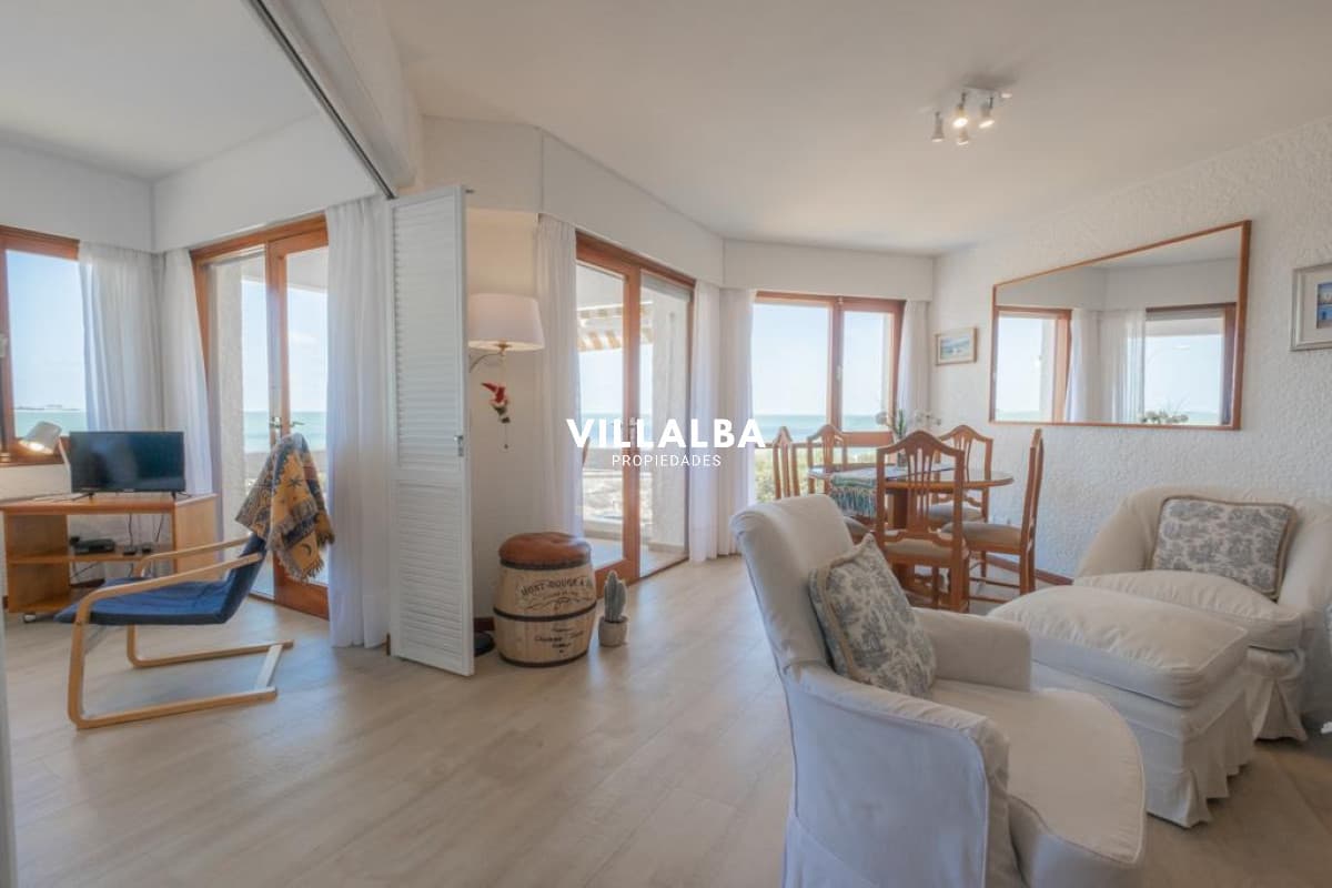 Apartamento 2 dormitorios Vista infinita al mar primera líneA con garage Playa Mansa Punta del Este