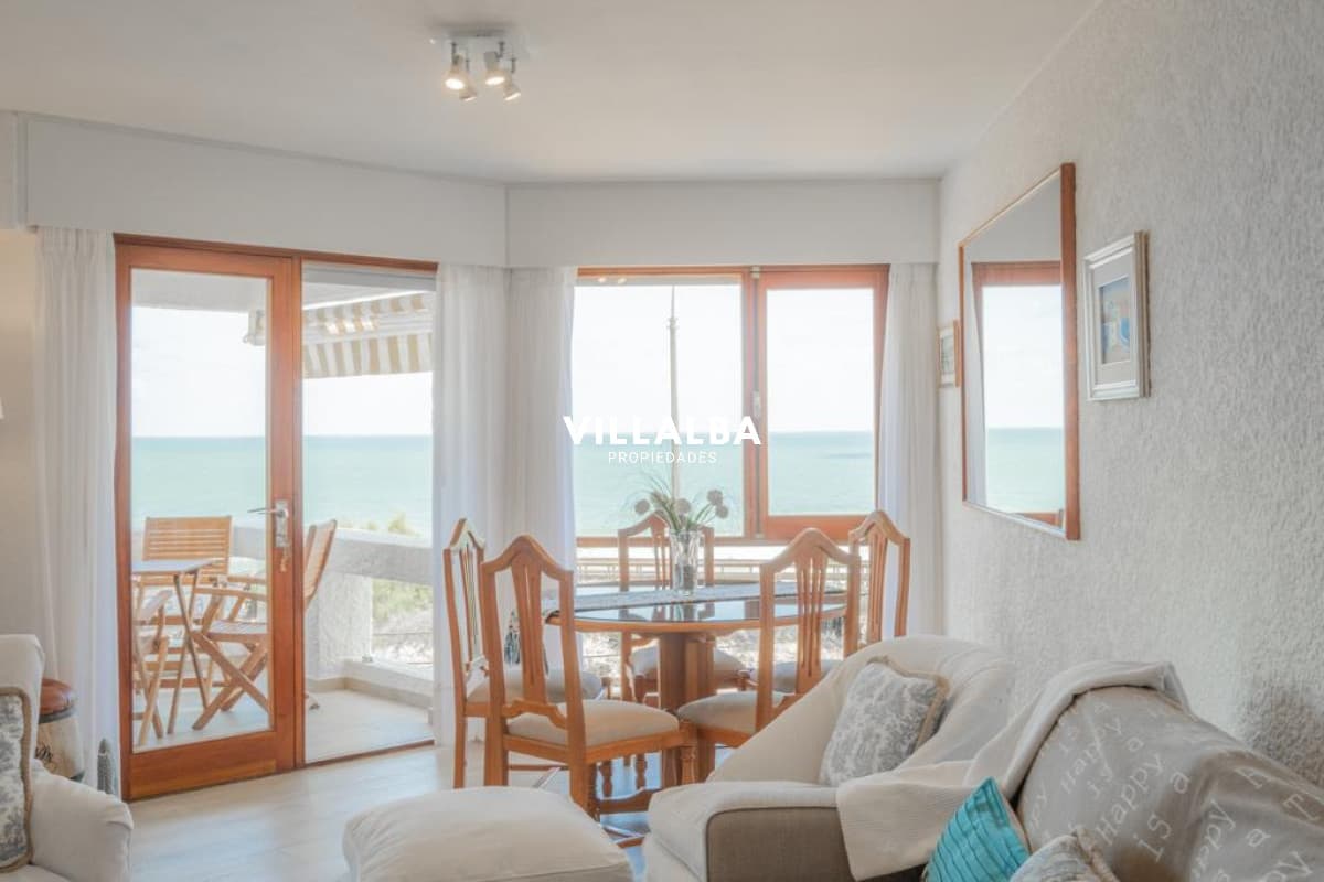 Apartamento 2 dormitorios Vista infinita al mar primera líneA con garage Playa Mansa Punta del Este