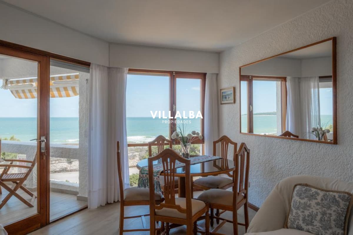 Apartamento 2 dormitorios Vista infinita al mar primera líneA con garage Playa Mansa Punta del Este