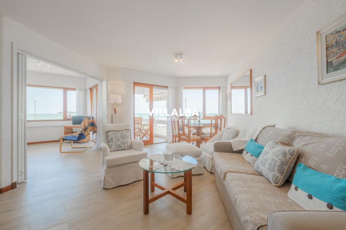 Apartamento 2 dormitorios Vista infinita al mar primera líneA con garage Playa Mansa Punta del Este