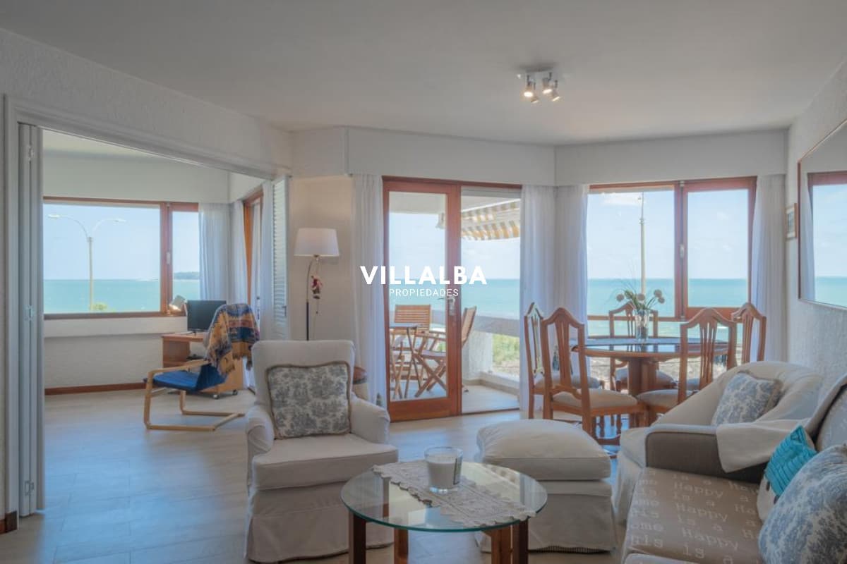 Apartamento 2 dormitorios Vista infinita al mar primera líneA con garage Playa Mansa Punta del Este