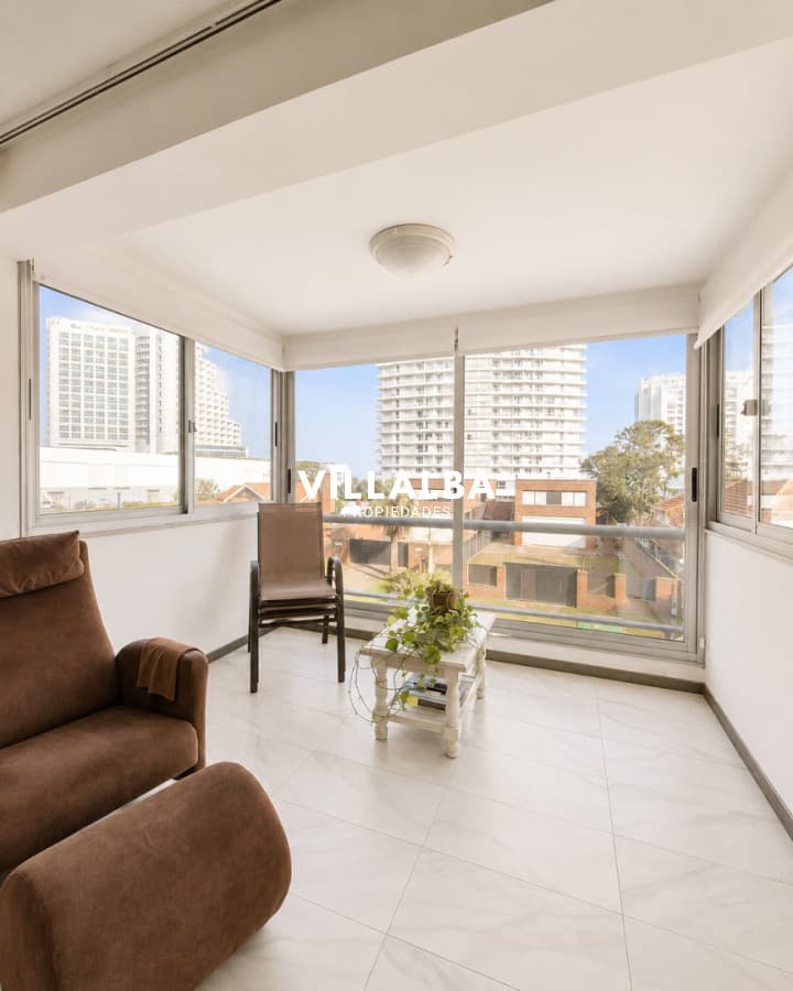 Apartamento de 2 Dormitorios terraza cochera Playa Mansa Punta del Este
