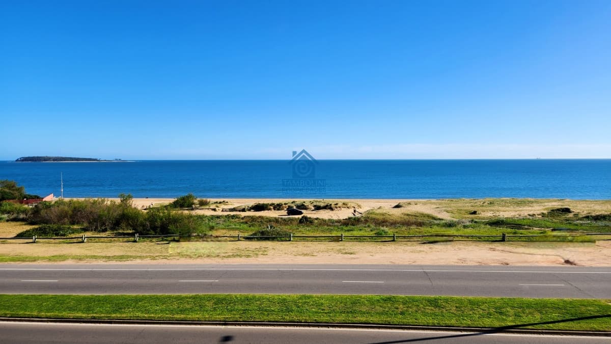 Apartamento ID.1161 - Espectacular vista franca al mar con parrillero y estufa a leña Playa Mansa Punta del Este