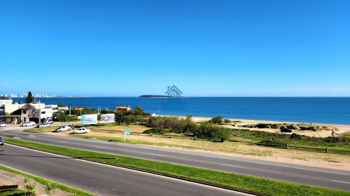 Apartamento ID.1161 - Espectacular vista franca al mar con parrillero y estufa a leña Playa Mansa Punta del Este