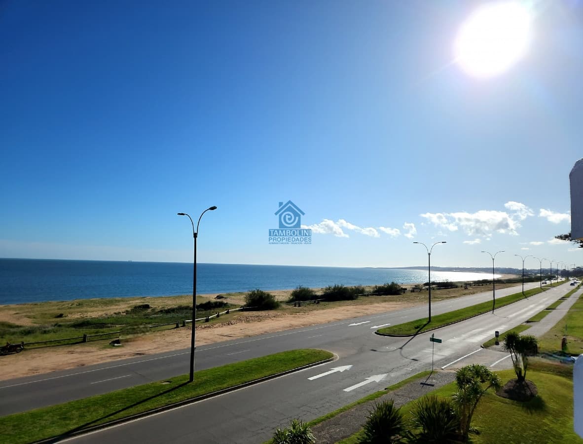 Apartamento ID.1161 - Espectacular vista franca al mar con parrillero y estufa a leña Playa Mansa Punta del Este