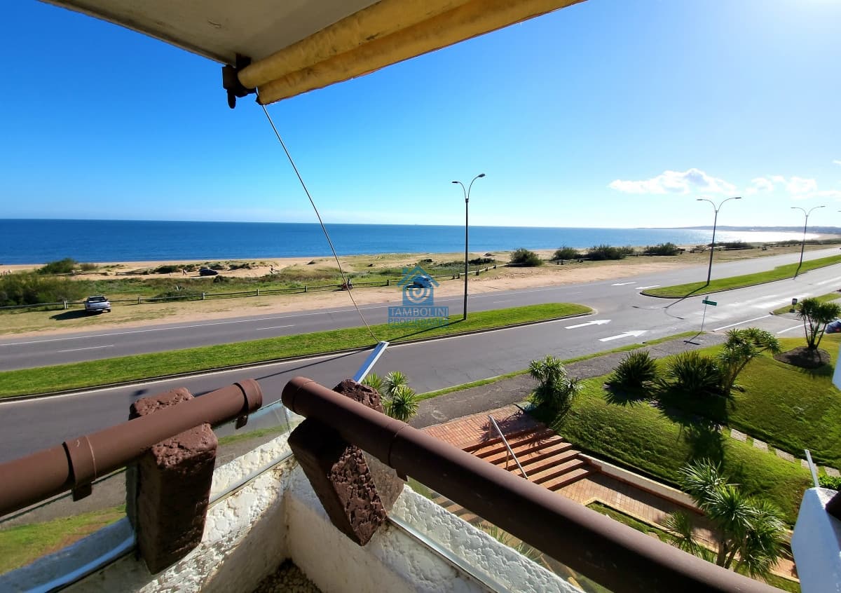 Apartamento ID.1161 - Espectacular vista franca al mar con parrillero y estufa a leña Playa Mansa Punta del Este