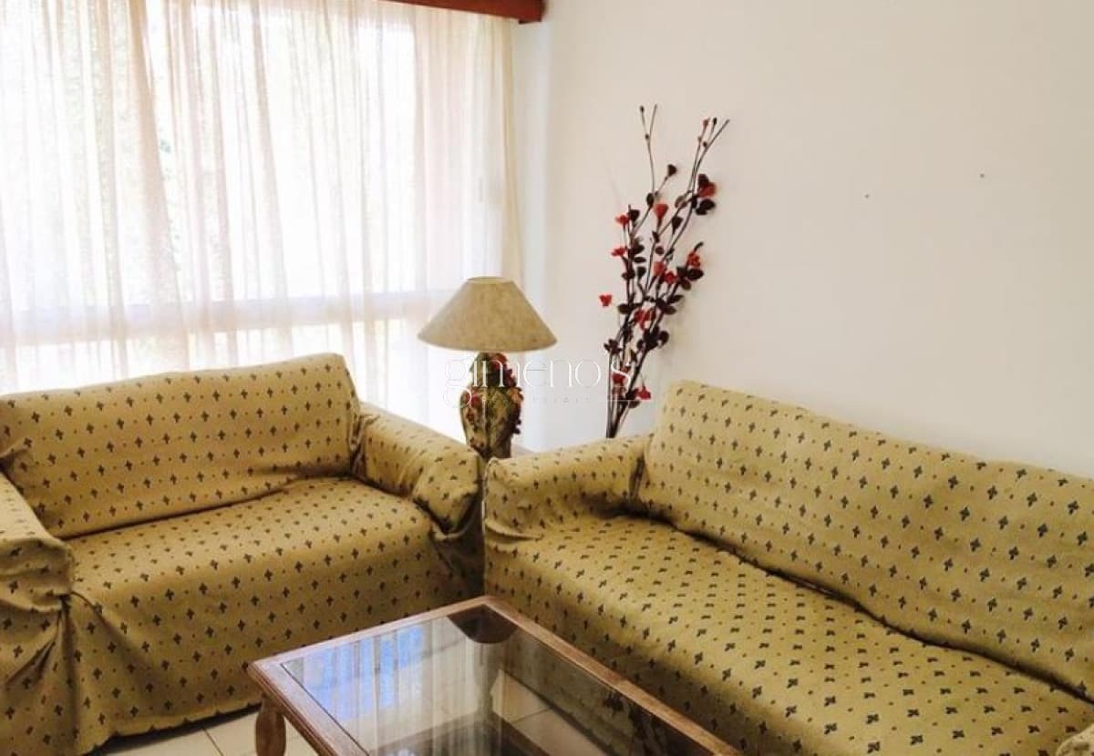 Apartamento de 3 dormitorios con parrillero y estufa a leña , Playa Mansa.
