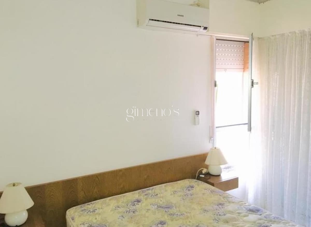Apartamento de 3 dormitorios con parrillero y estufa a leña , Playa Mansa.