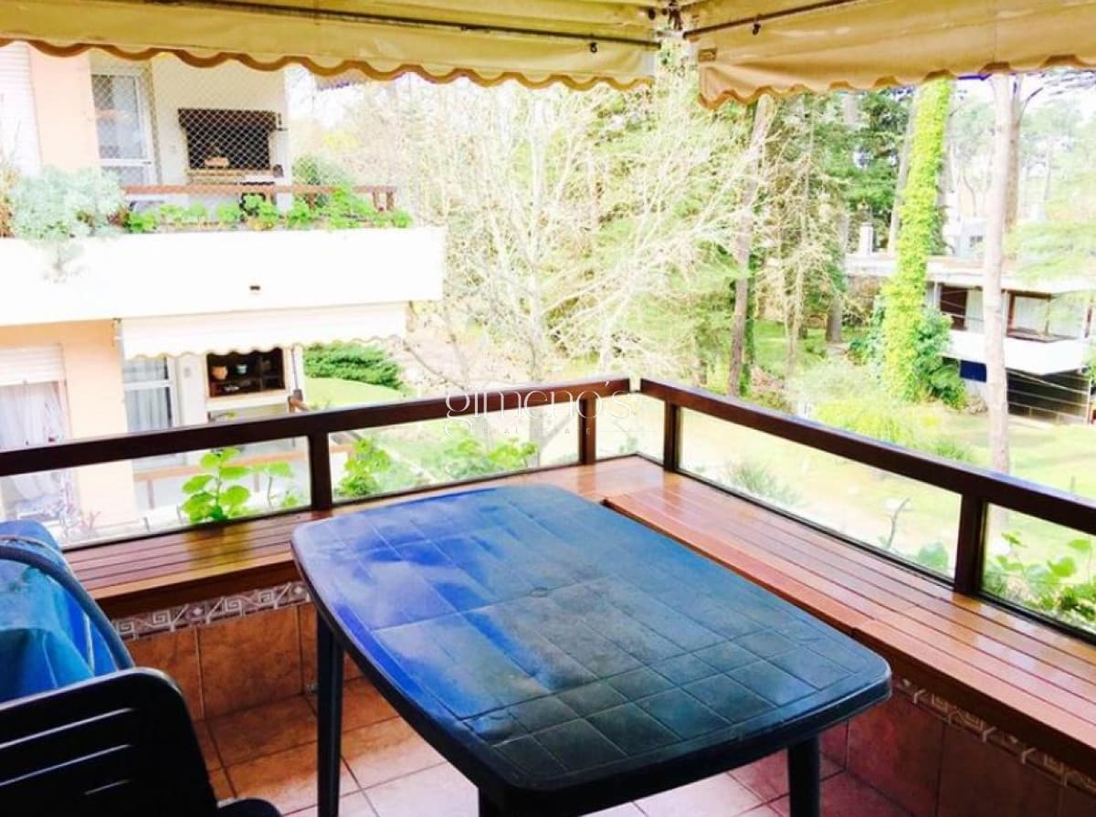 Apartamento de 3 dormitorios con parrillero y estufa a leña , Playa Mansa.