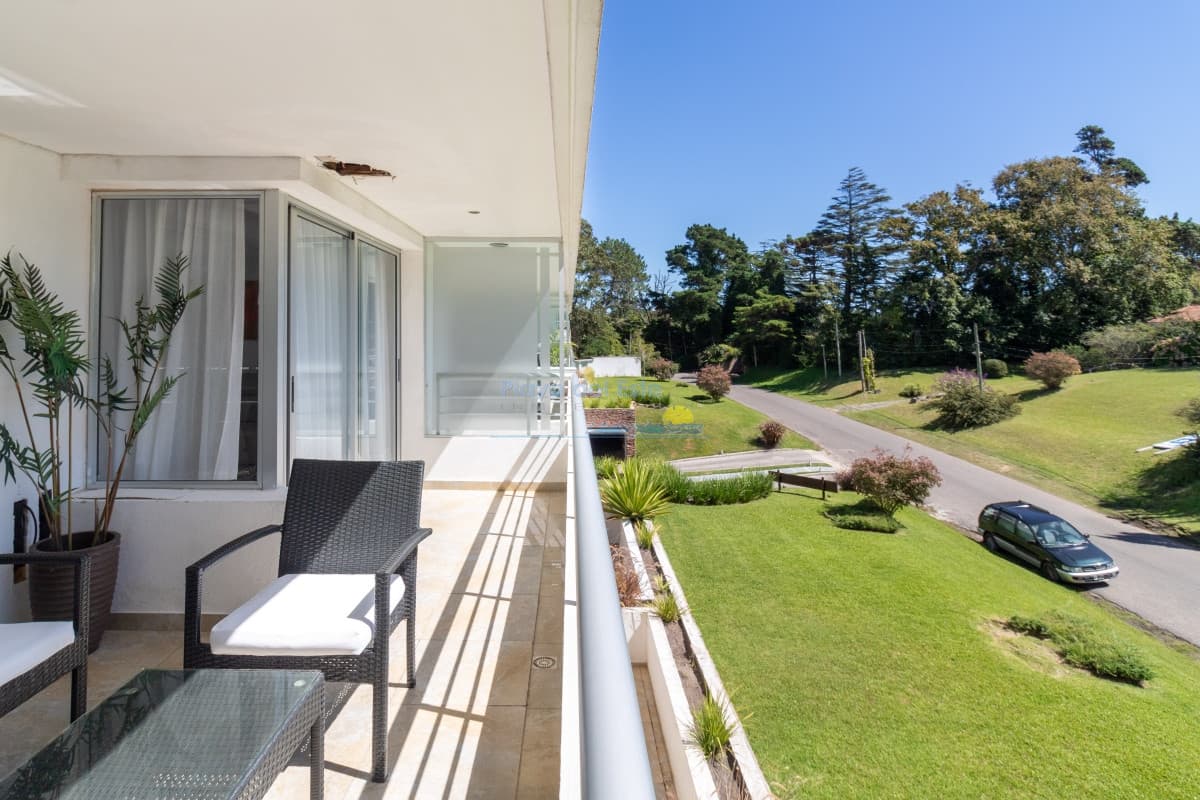 PENTHOUSE en el Golf 3 dormitorios 3 baños, gran barbacoa propia, garage y amenities - Inmobiliaria Playa del Este