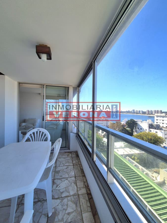 Apartamento piso alto vista espectacular en venta de 2 dormitorios + Dependencia completa en Península Puerto Punta del Este - Inmobiliaria Verona Punta