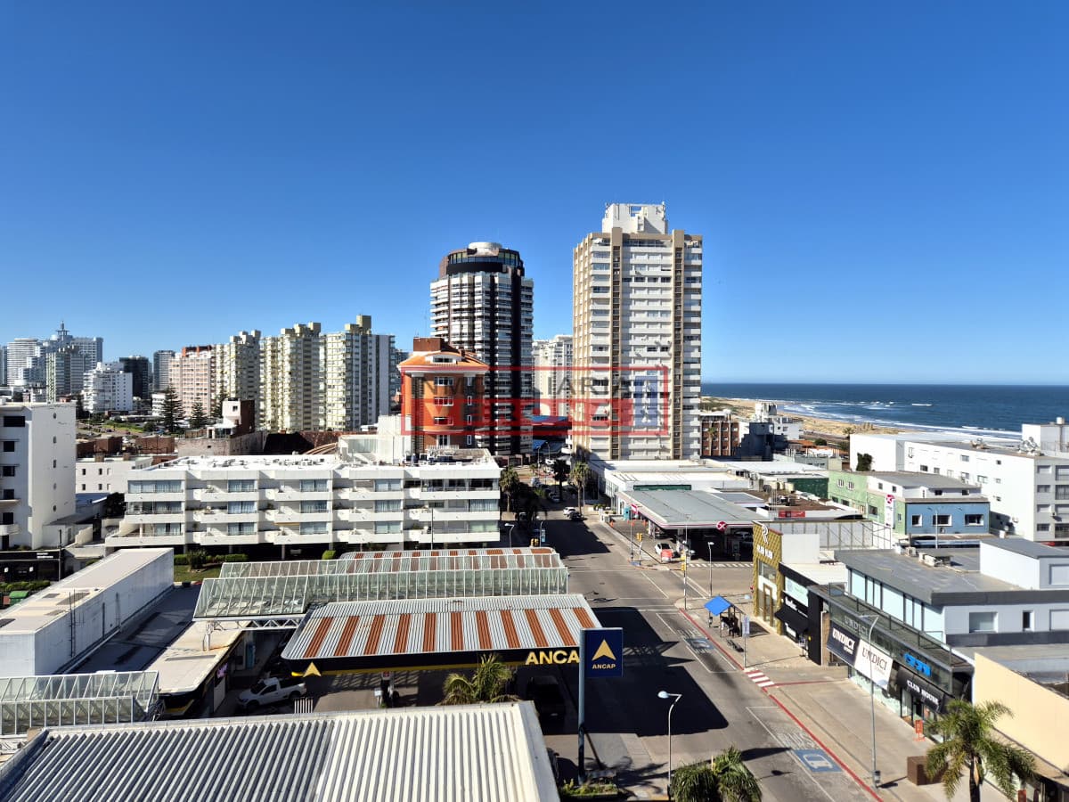 Apartamento piso alto vista espectacular en venta de 2 dormitorios + Dependencia completa en Península Puerto Punta del Este - Inmobiliaria Verona Punta