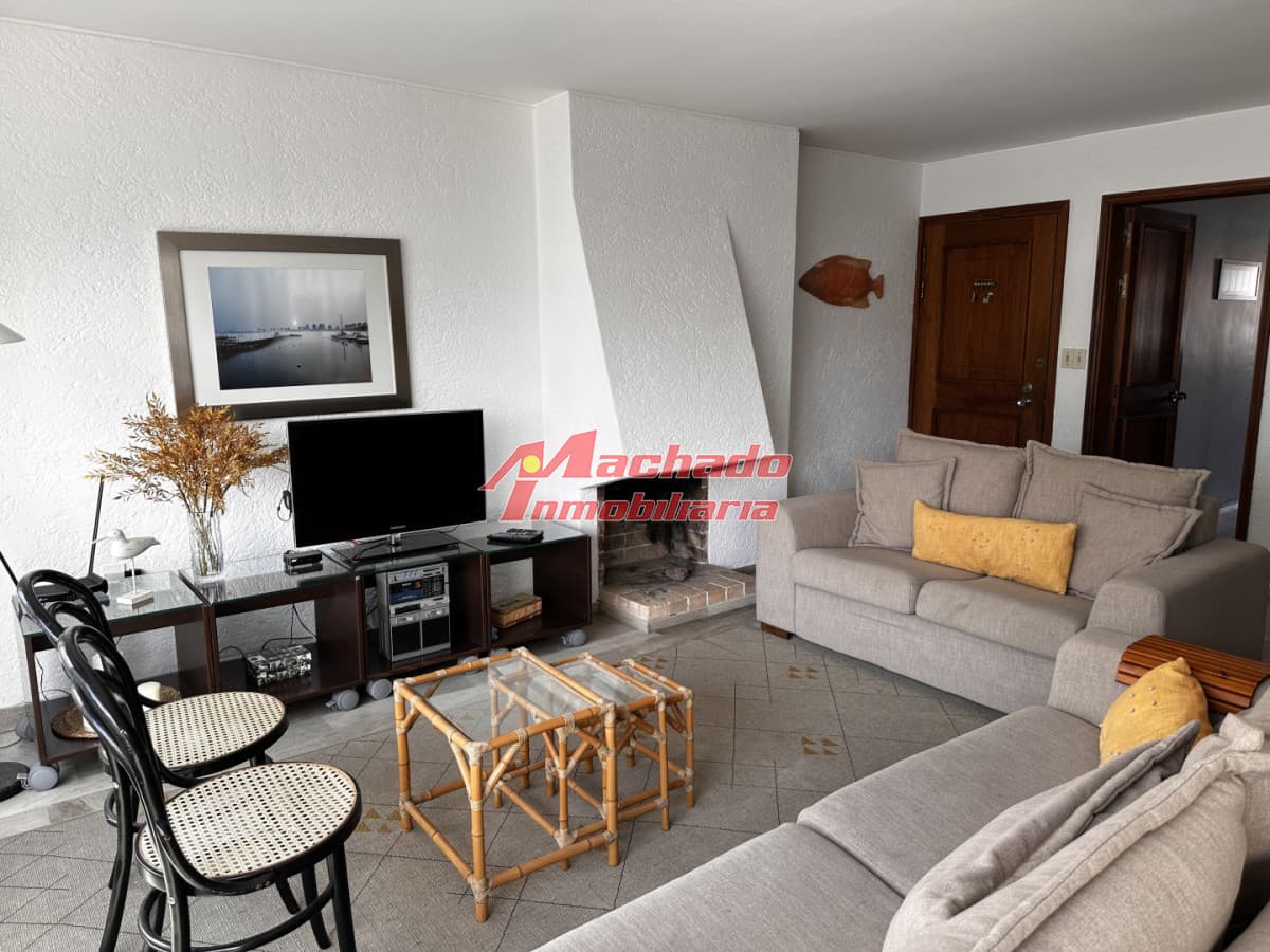 VENTA DE MUY COMODO APARTAMENTO DE 3 DORMITORIOS EN PENINSULA A UNA CUADRA DEL MAR