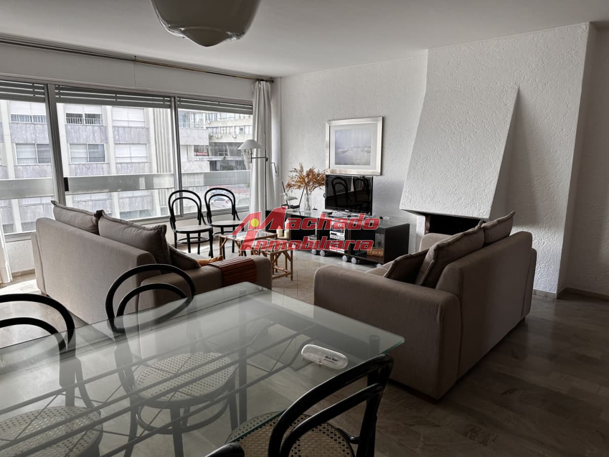 VENTA DE MUY COMODO APARTAMENTO DE 3 DORMITORIOS EN PENINSULA A UNA CUADRA DEL MAR
