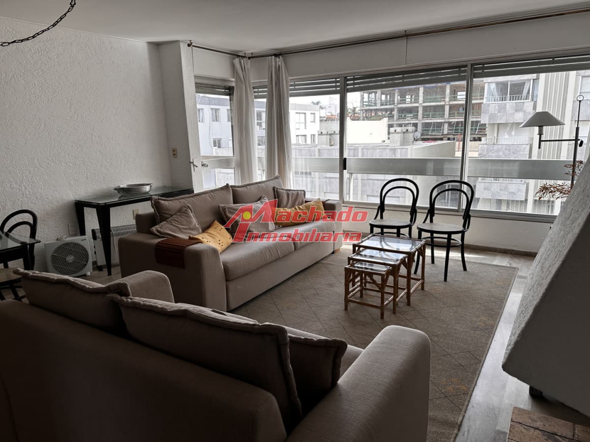 VENTA DE MUY COMODO APARTAMENTO DE 3 DORMITORIOS EN PENINSULA A UNA CUADRA DEL MAR