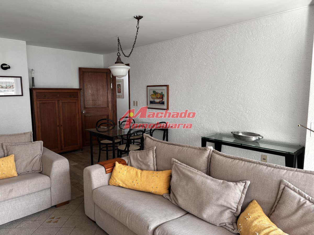 VENTA DE MUY COMODO APARTAMENTO DE 3 DORMITORIOS EN PENINSULA A UNA CUADRA DEL MAR