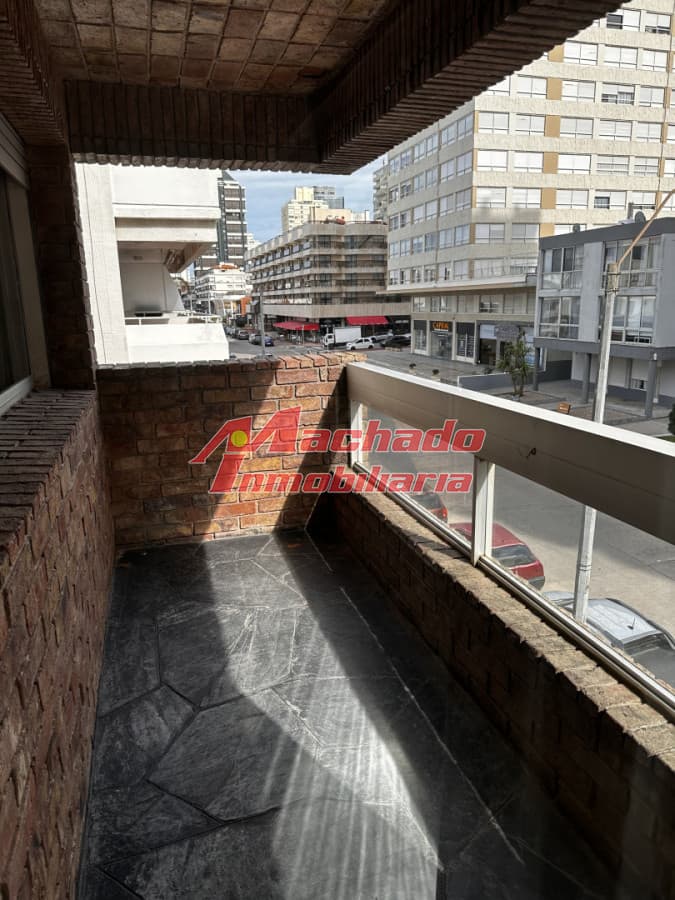 VENTA DE MUY COMODO APARTAMENTO DE 3 DORMITORIOS EN PENINSULA A UNA CUADRA DEL MAR