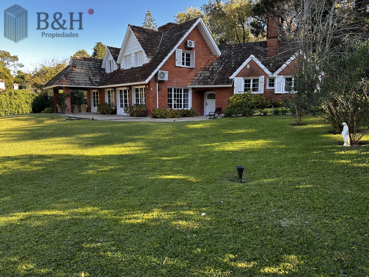 EN VENTA UNA CASA CON TRADICION DE 5 DORMITORIOS
