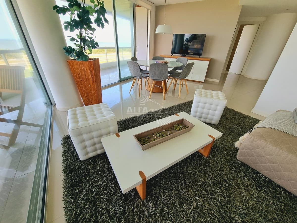 Exclusivo Apartamento Frente al Mar en Playa Mansa | Confort, Amplitud y Categoría