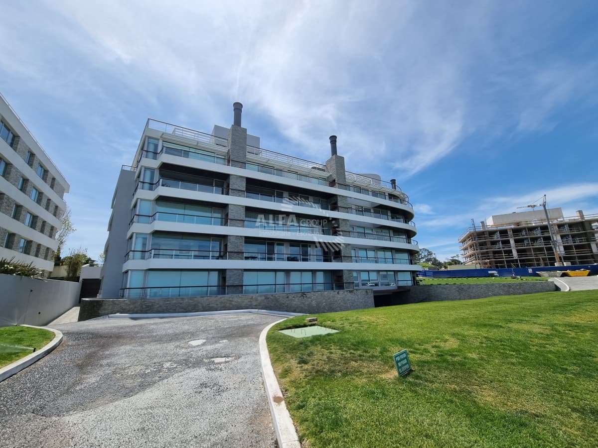 Exclusivo Apartamento Frente al Mar en Playa Mansa | Confort, Amplitud y Categoría