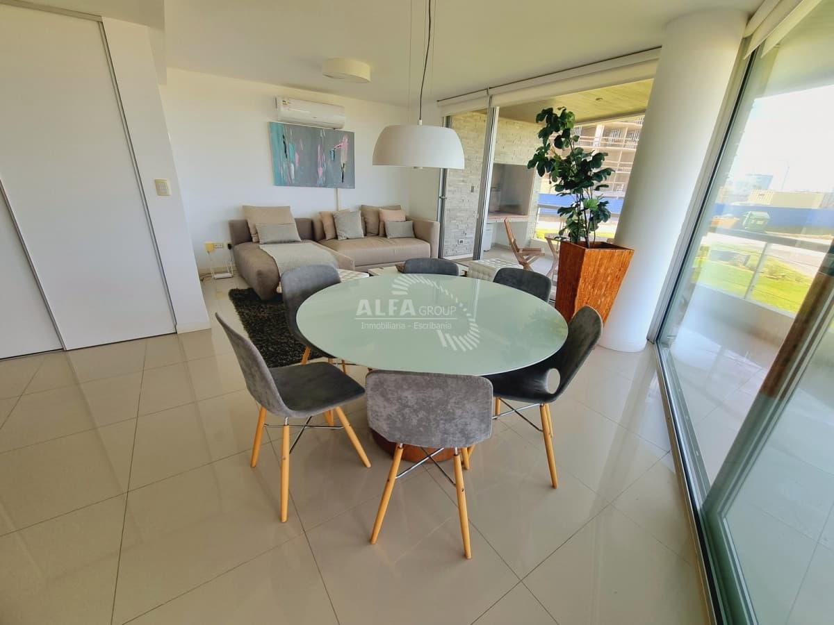 Exclusivo Apartamento Frente al Mar en Playa Mansa | Confort, Amplitud y Categoría