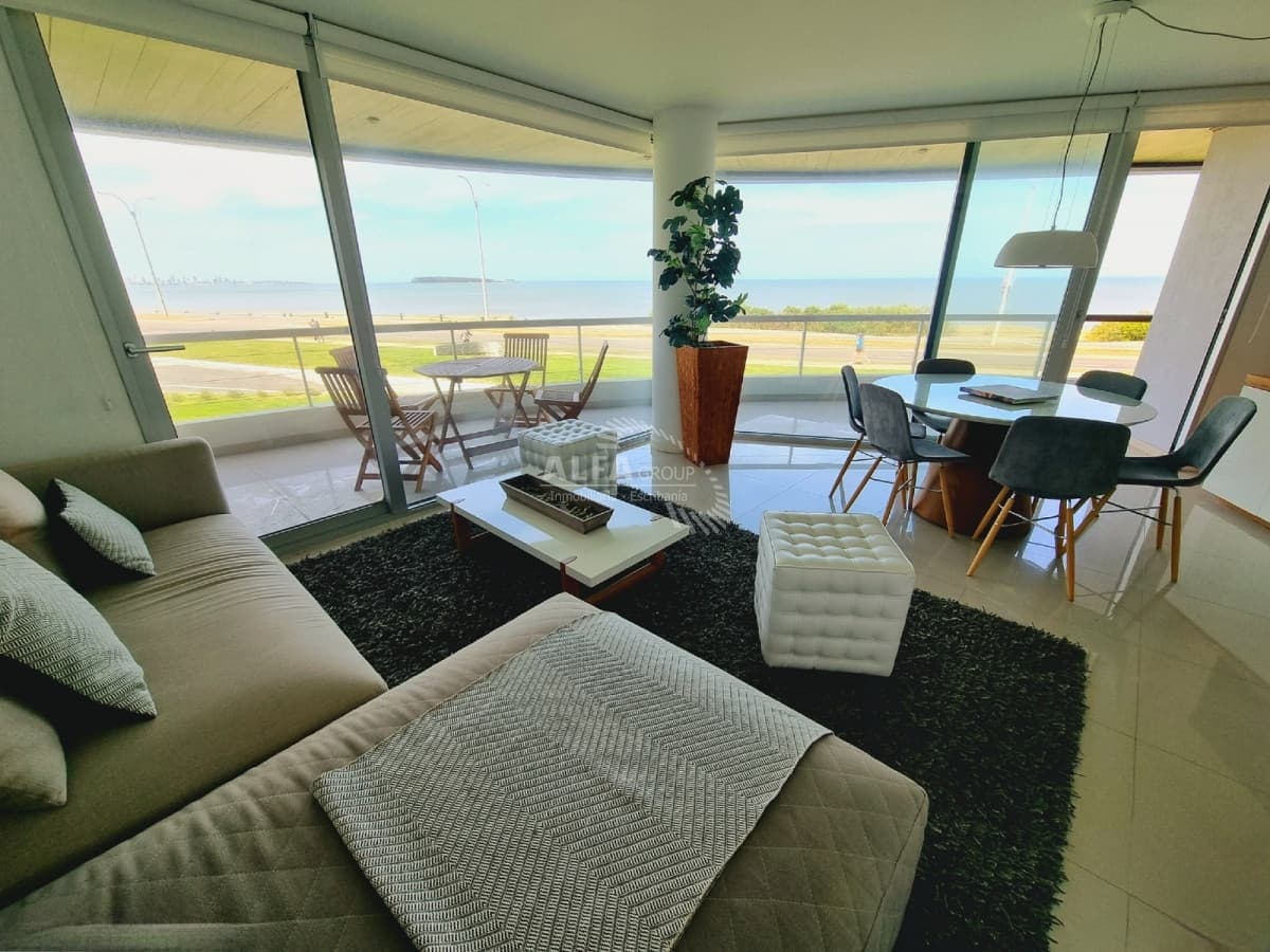 Exclusivo Apartamento Frente al Mar en Playa Mansa | Confort, Amplitud y Categoría