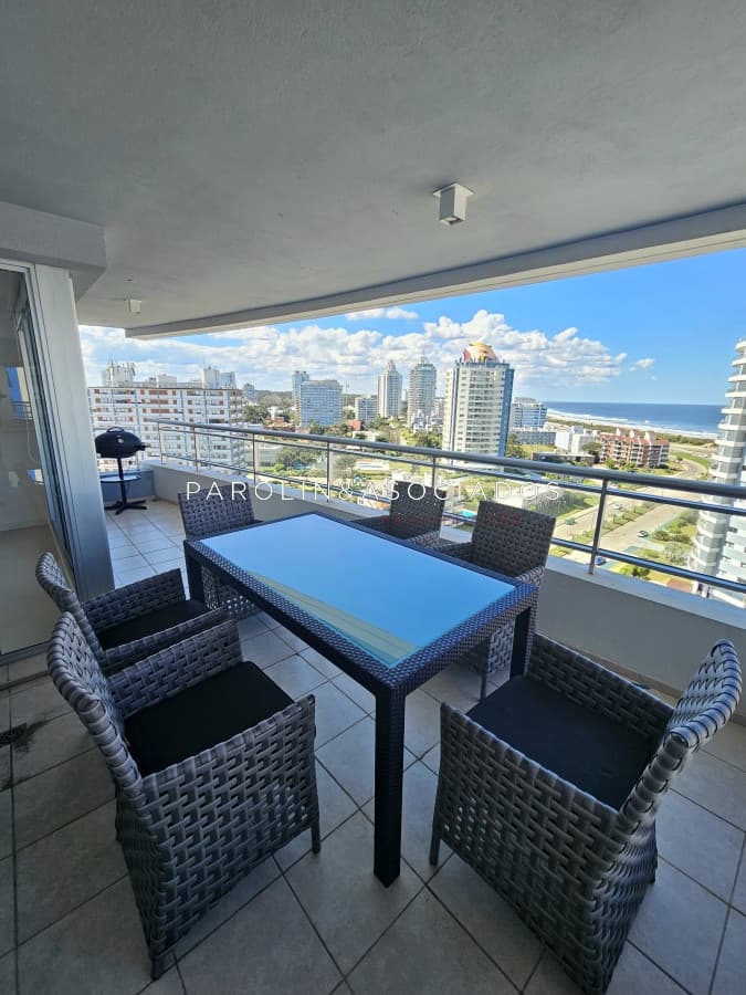 Apartamento de 2 dormitorios y medio en Forest ll, Chiverta Punta del Este.