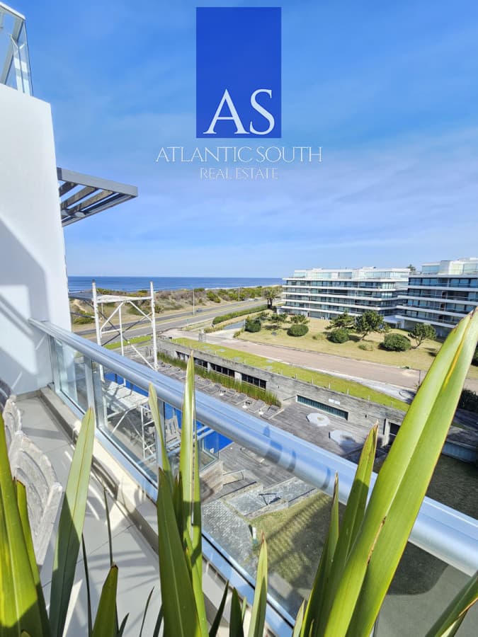 DEpartamento Planta de categoría en Playa Brava orientada al oeste frente al mar 2 dormitorios