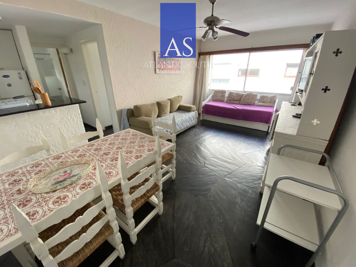 Apartamento 1 dormitorio primera línea con cochera Playa Mansa - Punta del Este
