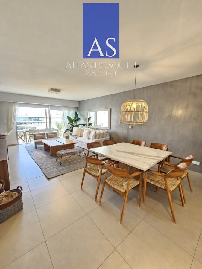 DEpartamento Planta de categoría en Playa Brava orientada al oeste frente al mar 2 dormitorios