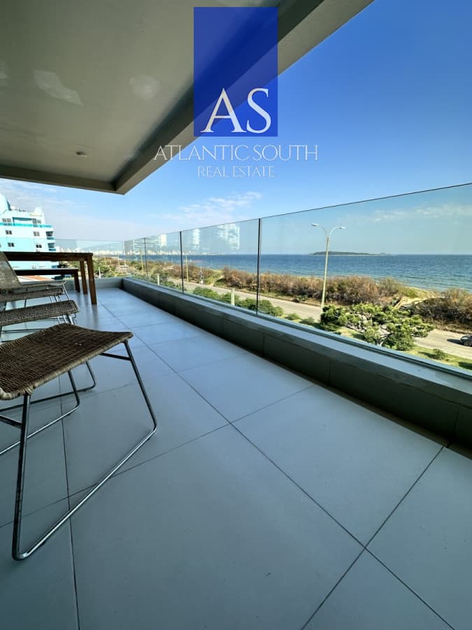 Apartamento 3 dormitorios moderno en primera línea frente al mar Playa Mansa