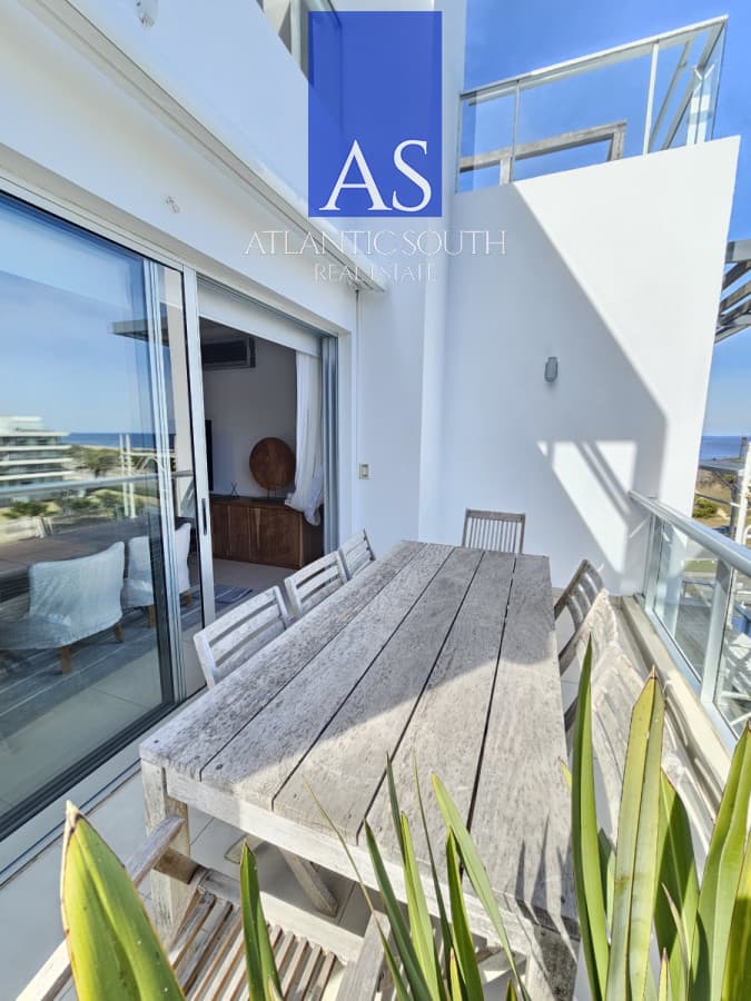 DEpartamento Planta de categoría en Playa Brava orientada al oeste frente al mar 2 dormitorios