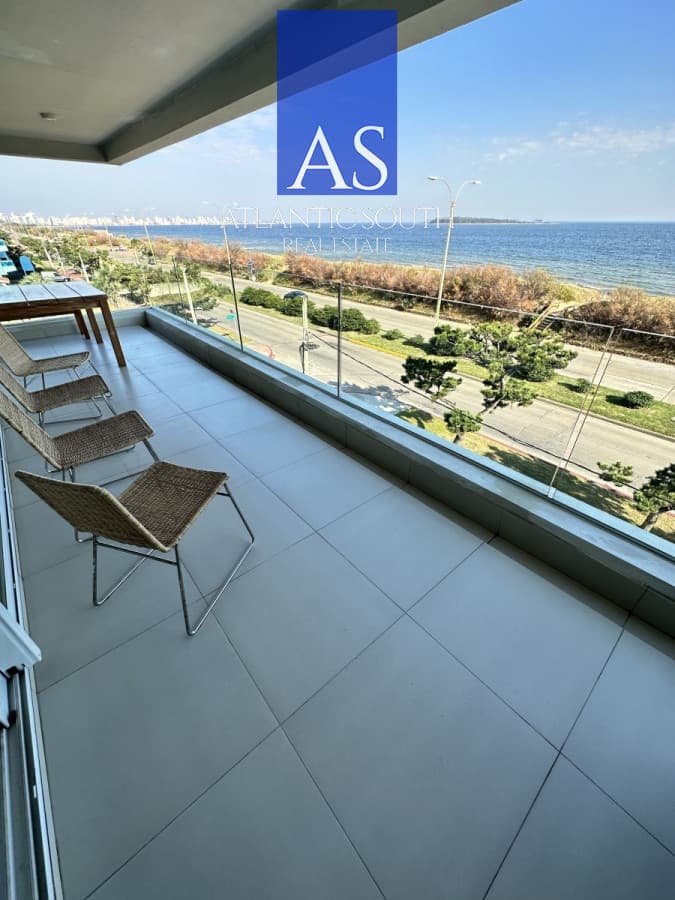 Apartamento 3 dormitorios moderno en primera línea frente al mar Playa Mansa